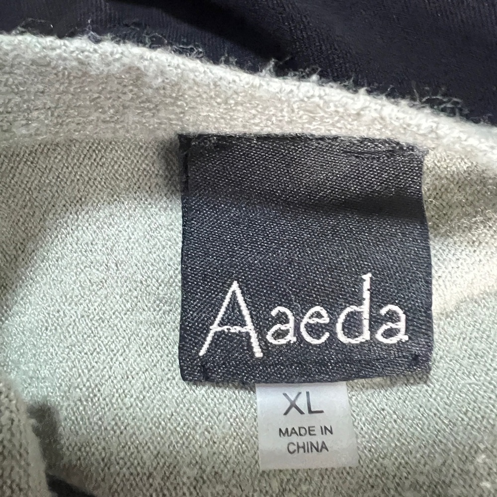 Aaeda Floral Green and Cream Women's Crewneck Sweater - Picture 6 of 8